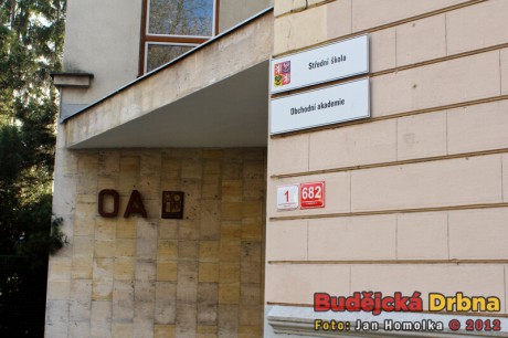 1000x1000-1325702886-pohled-na-vstup-do-obchodni-akademie-2